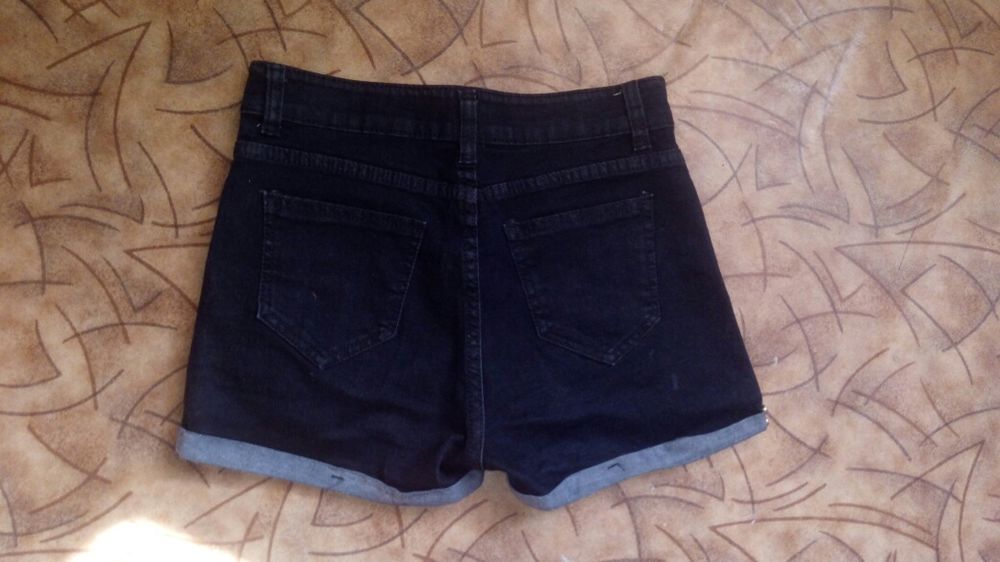 Продам черные джинсовые шорты
