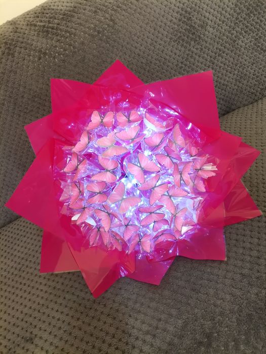 Светещ букет от пеперуди