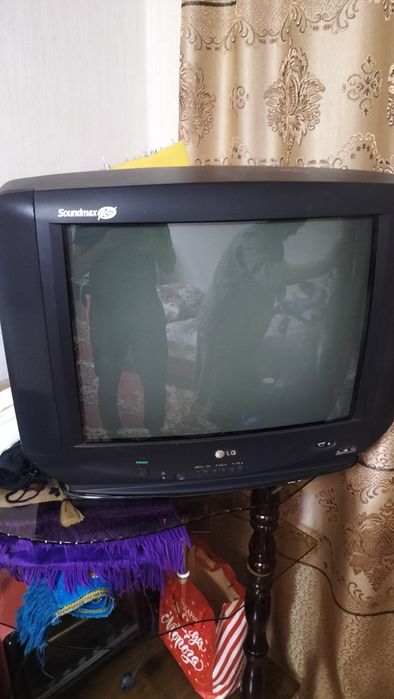 Телевизор с подставкой