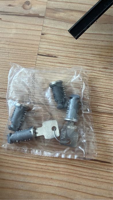 Vând Thule Evo Flush Rail 710600 + Kit 1792