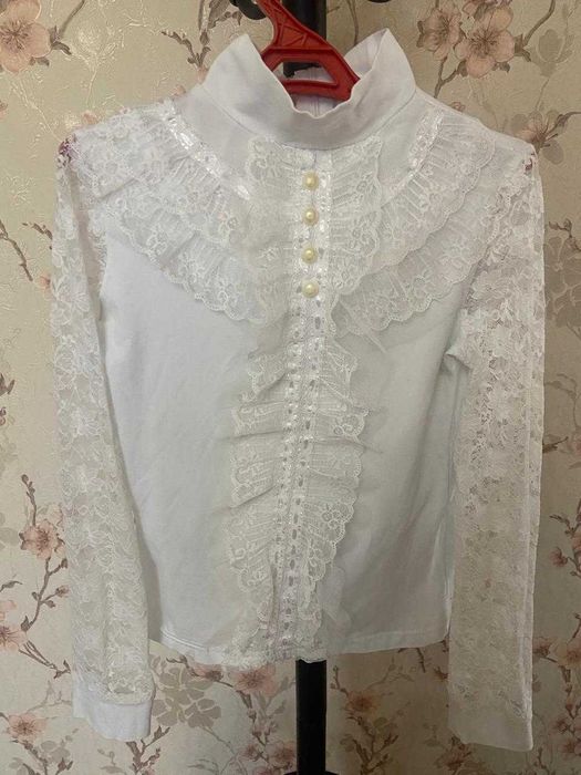 Продам разные  школьные белые блузки на девочку