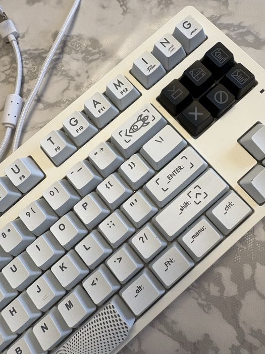 Tastatură mecanică AQRYS Aludra TKL, cablu USB-A, alb/negru