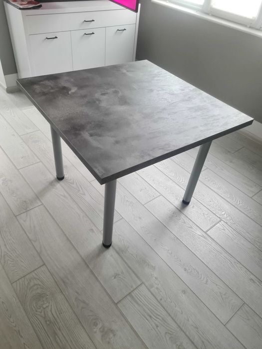 Трапезна Маса с крака на винт 1мx1м