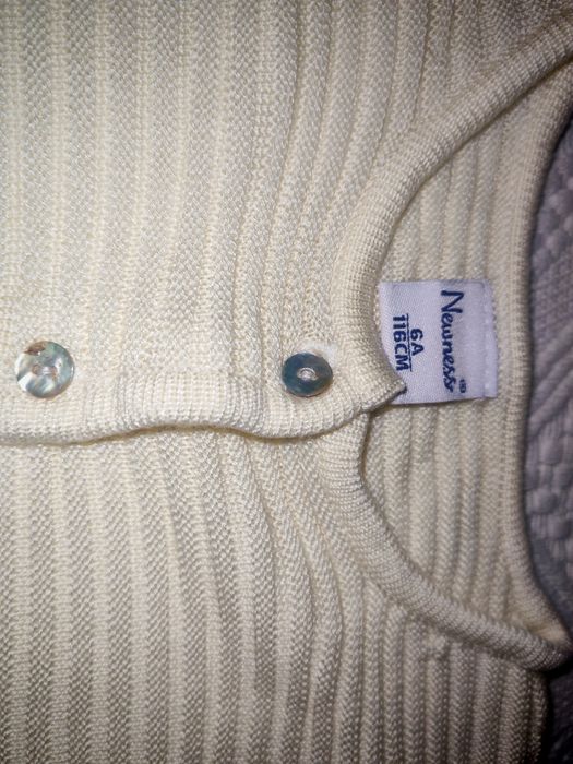 Cardigan varsta 6ani,116 cm purtat o data de culoare crem