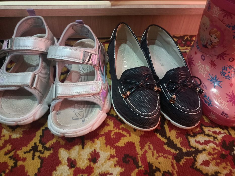 Продам обувь детскую