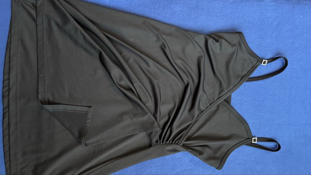 Рокля Guess, “малка черна рокля”