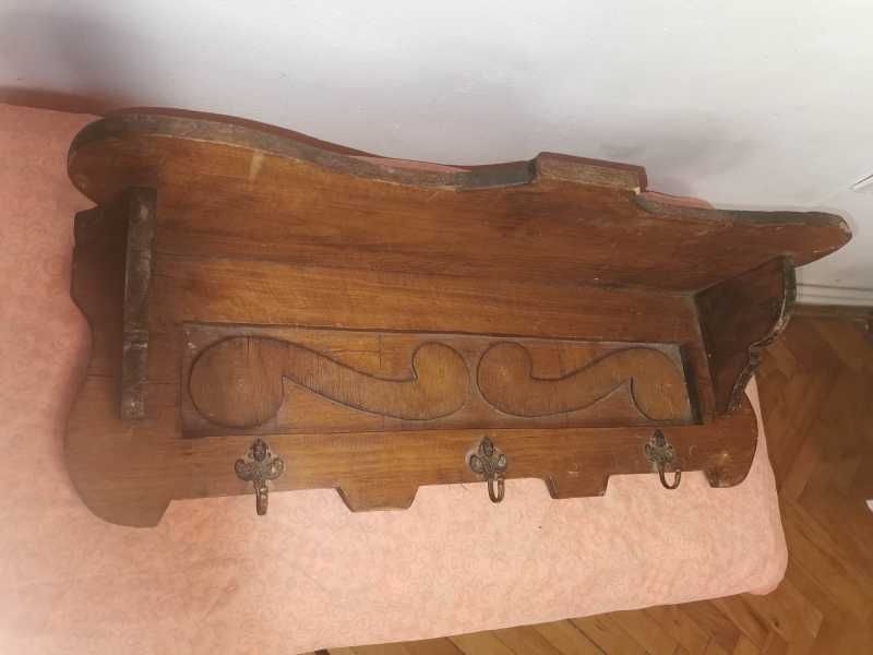 Polita cuier din lemn sculptat cu agatatoare din bronz