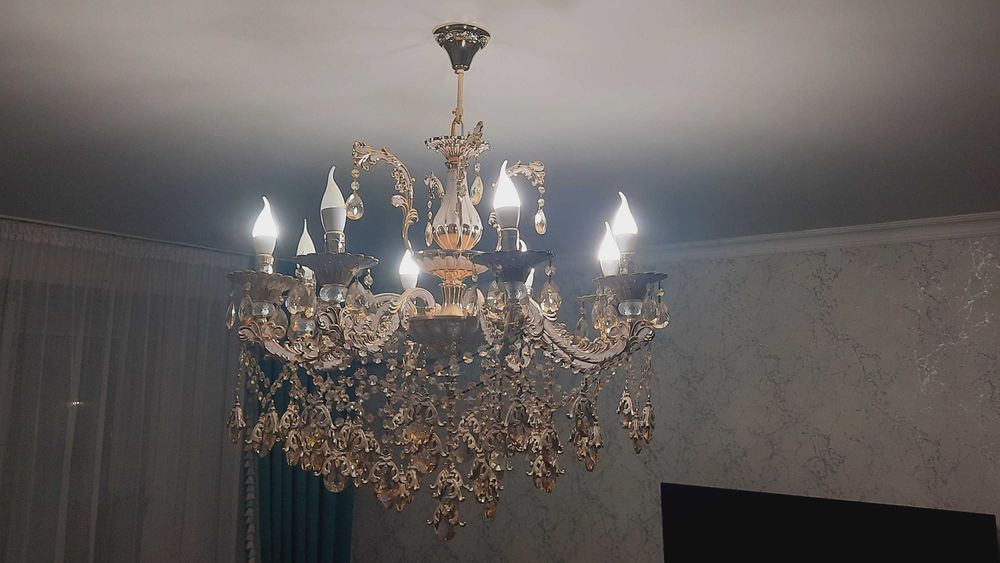 Люстра восьми рожковая