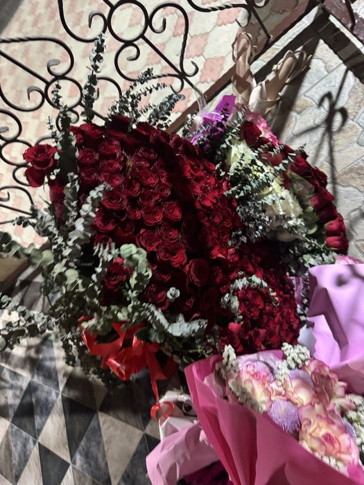 Розы букет белые красные