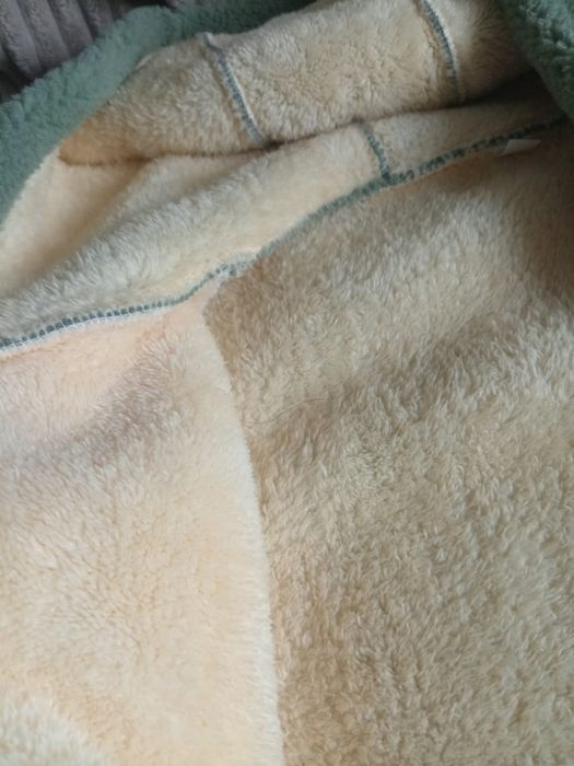 Продам теплую курточку (кофту)