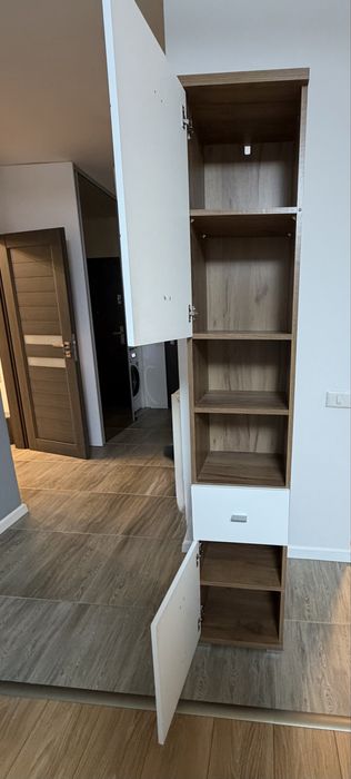 Dulap baie modern stejar/alb – spațios, stare foarte bună