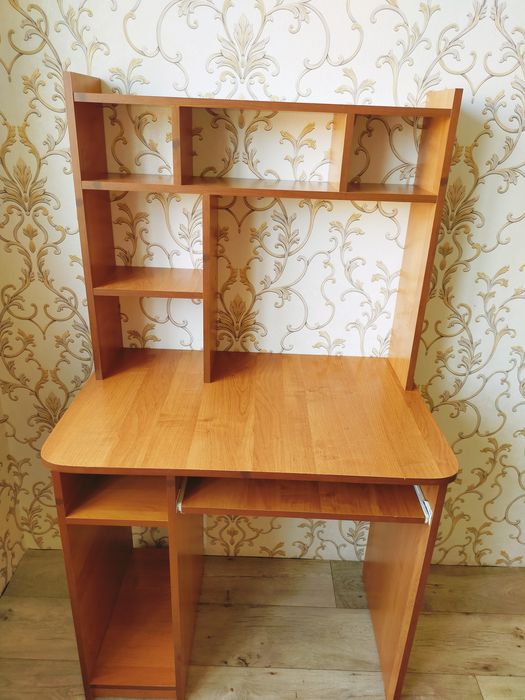 Стол для учёбы и работы.