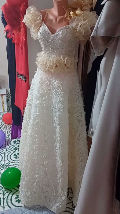 Официални рокли.