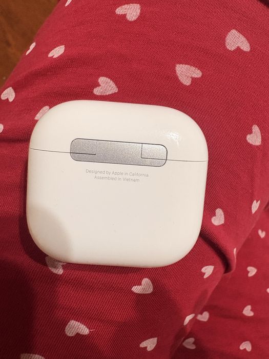 Airpods 4 , вкрсия 8B21