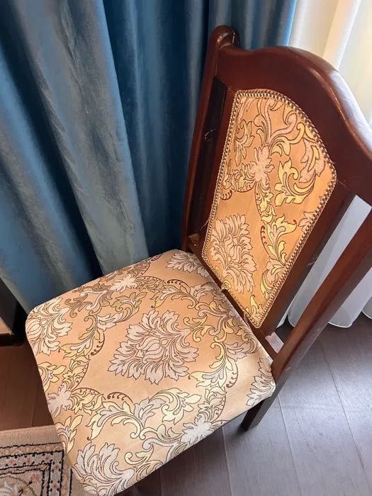 Продам стулья 8 штук по 4000