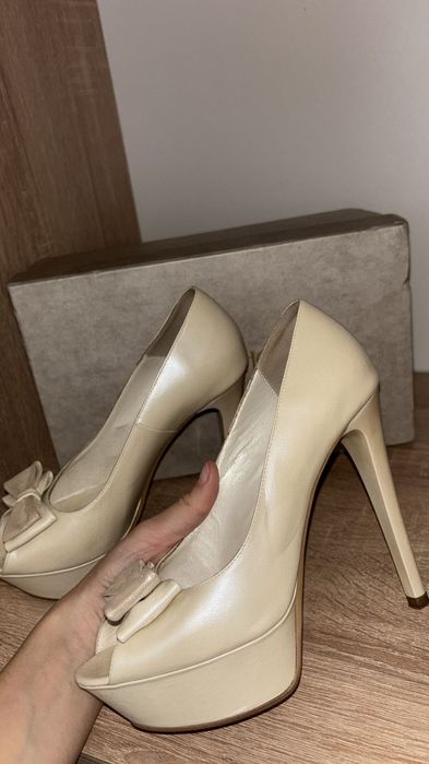 Pantofi cu toc alb crem / cu platforma