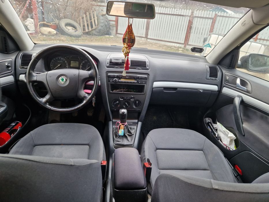 Se vinde masina 2100e ușor negociabilă