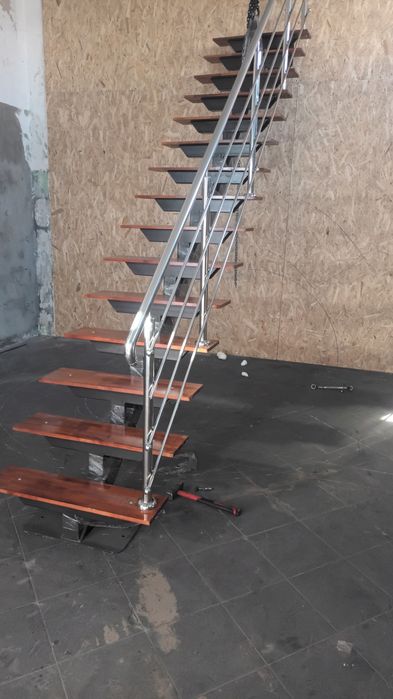 Vând scara dreapta cu balustradă  inox