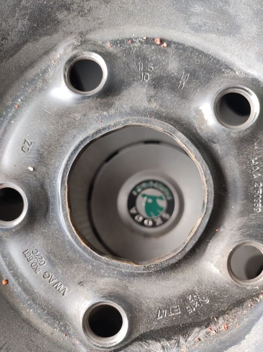 Гуми с джанти и тасове