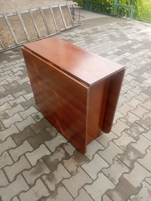 Стол -  книжка .
