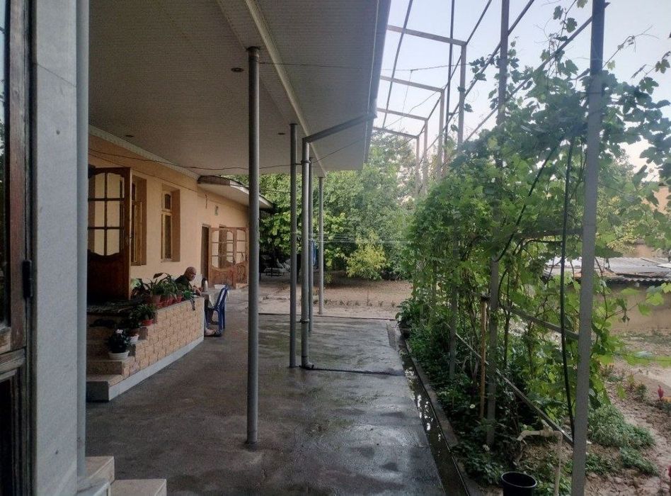 Парвоз, Уч кахрамон! Продается 11 соток вдоль дороги с арендаторами