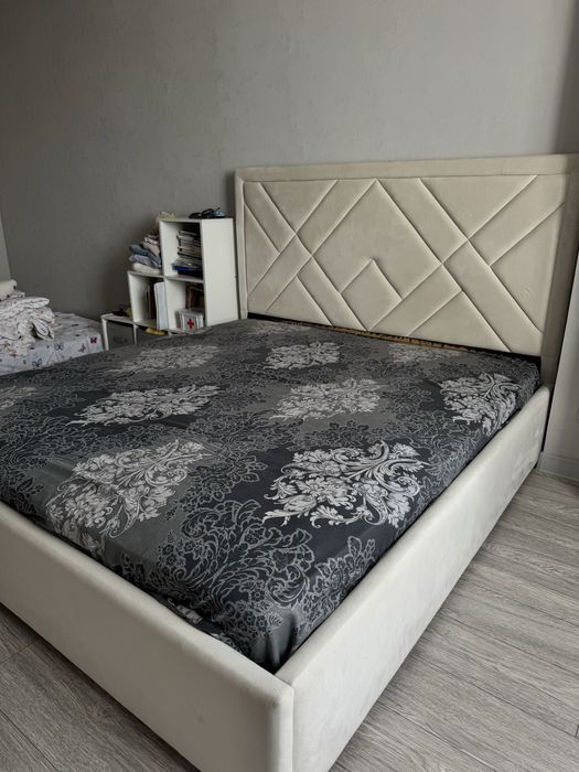 Продам двуспальную кровать