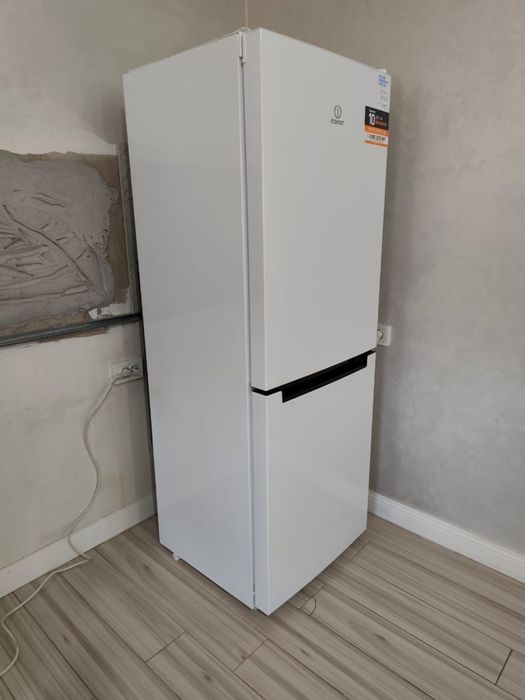 Продается Холодильник Indesit DS 4160 W белый