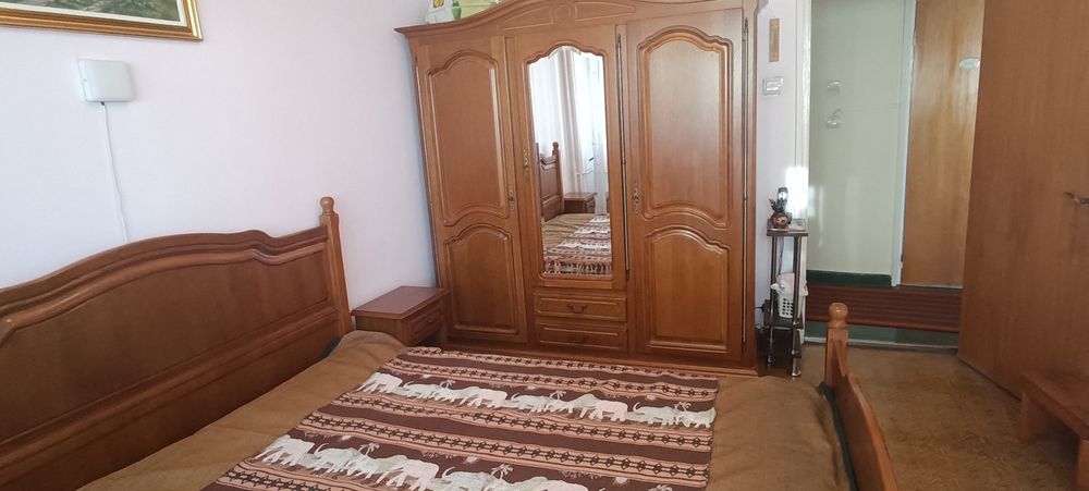 Ofer spre vanzare dormitor lemn masiv