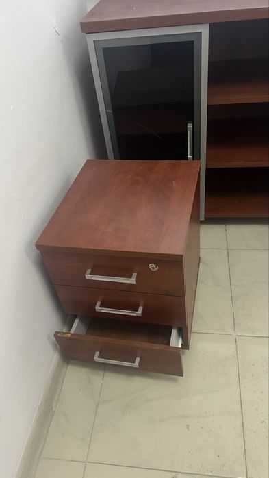 Стол руководителя со всеми принадлежностями