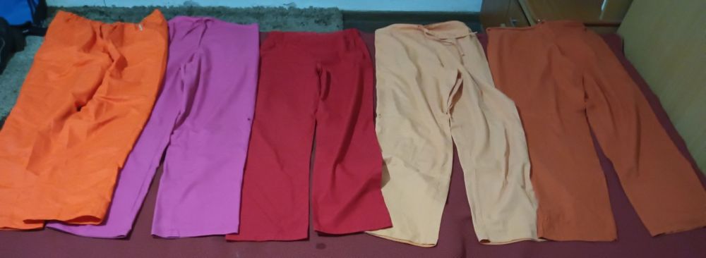 Vând halate medicale pentru doctori și asistente medicale compleuri bluzițe și pantaloni 50 Roni bucata trimit și in tara
