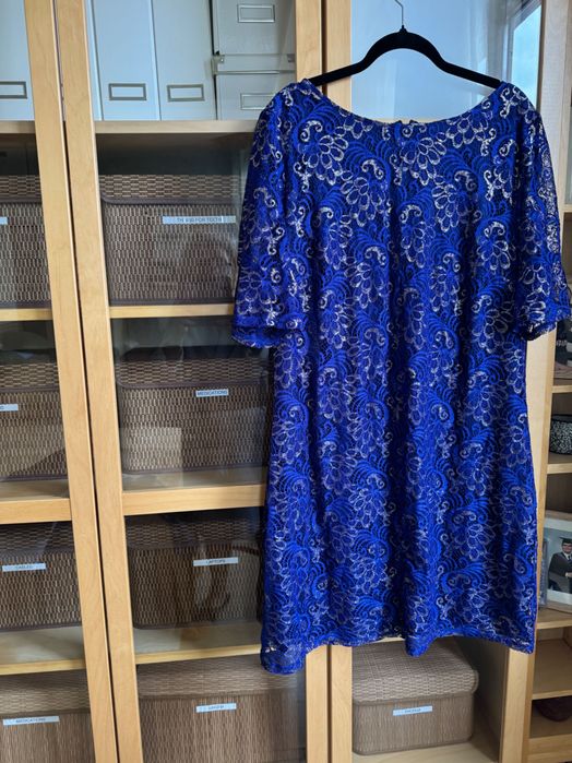 Продавам необличана официална рокля размер 48 необличана