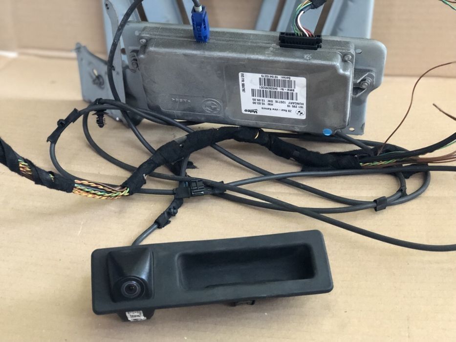 Kit complet pentru montaj camera marșarier bmw F10 F11 F30 F01 F15 F31 toate piesele sunt originale bmw
