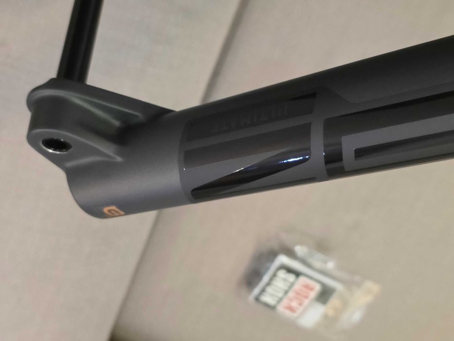 RockShox ZEB Ultimate Charger 3 190mm RC2 29 DebonAir+ furca MTB