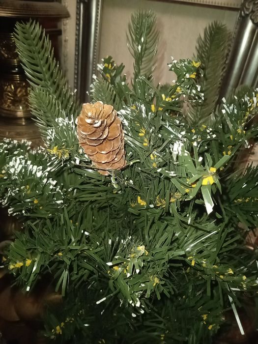 Заснеженная Ёлка с шишками плюс подарок ваза и прочее