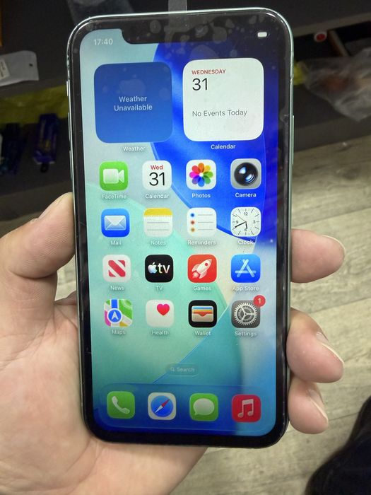 Продам Айфон 11. Кнопка включение не работает.