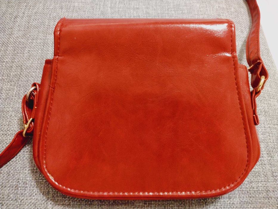 Дамска чанта от изкуствена кожа и плетена сламена чанта