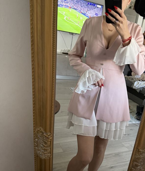 Rochita roz , purtata o singura data