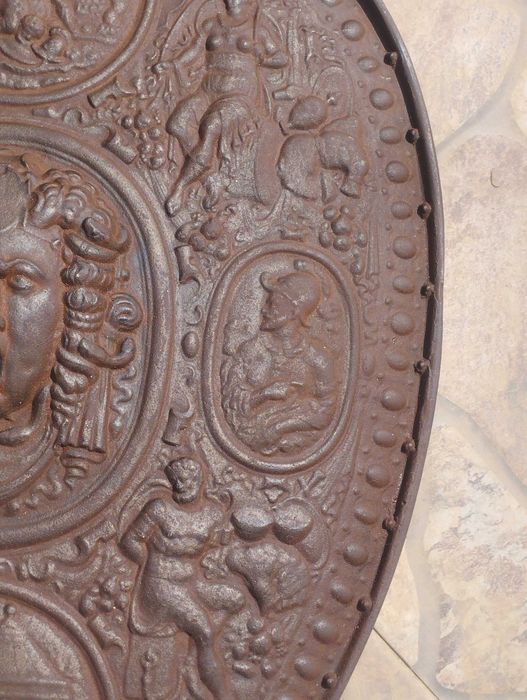 Чугунен щит „écu“ в ренесансов стил, украсен с глава на медуза, 19-ти век.