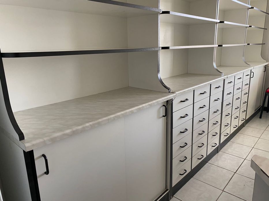 Мебель в аптеку витринная