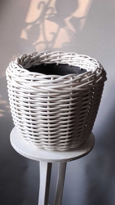 Кашпо из ротанга.