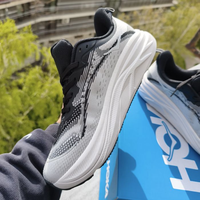 Hoka Skyflow in Black-White 42-43-44