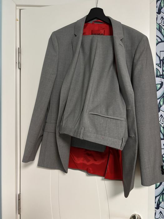 НОВ Мъжки костюм HUGO .размер 46 нов Промоция