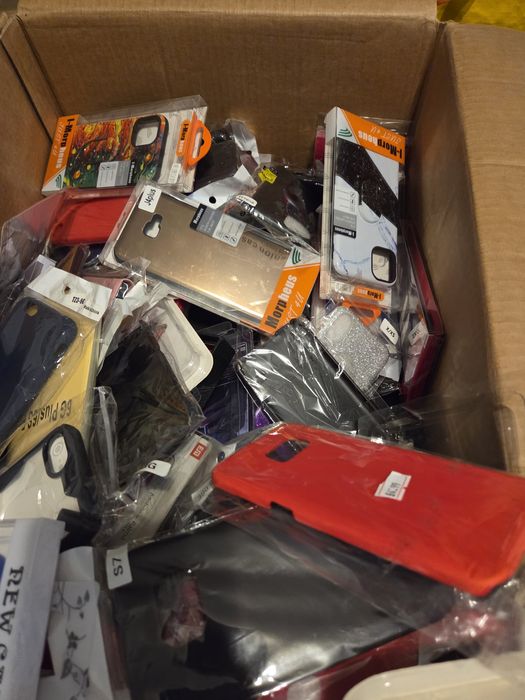 300 bucati de huse de telefon,  IPhone , Samsung,  etc.