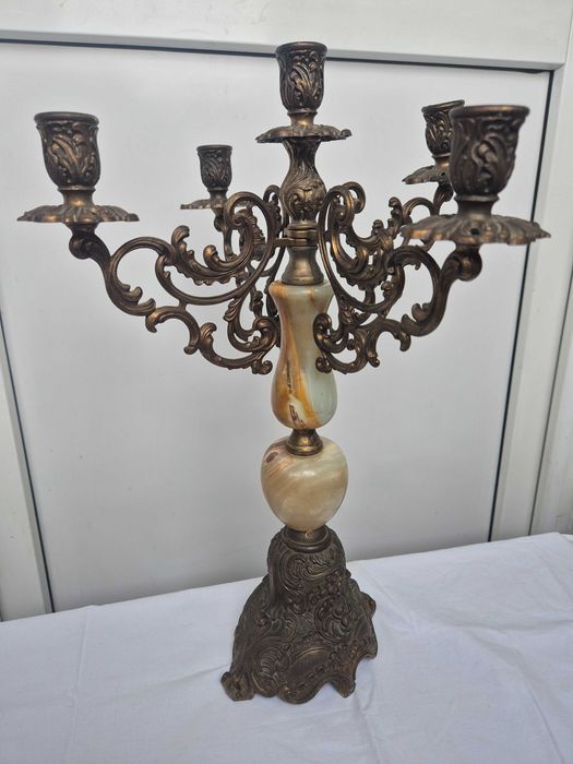 Sfeșnic vintage cu 5 brațe cunoscut și sub numele de candelabru de masă, realizat în stil baroc / rococo