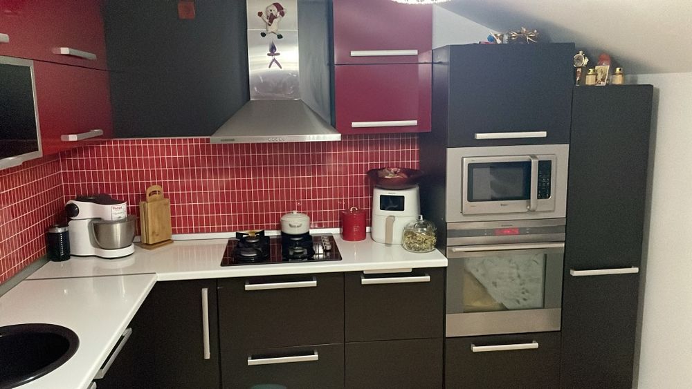 Mobila de bucătărie aproape noua