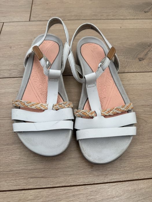 Отлични сандали Clarks