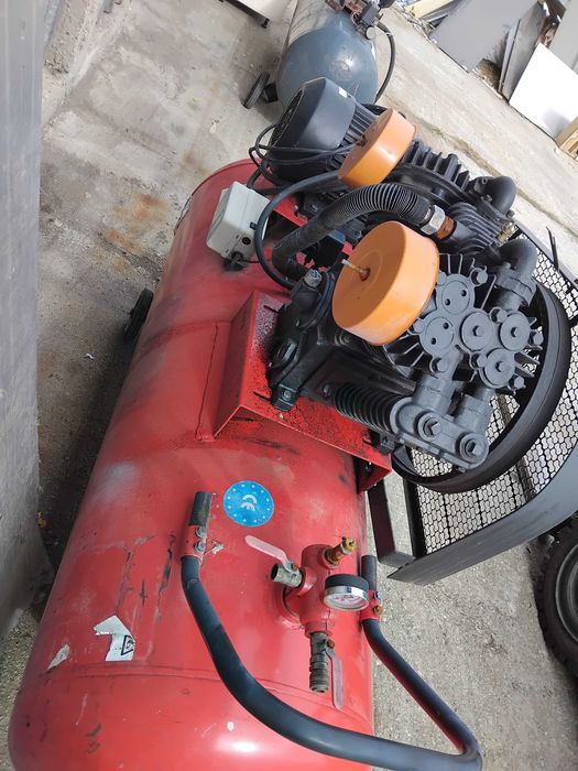 Два броя Компресори по  500литра