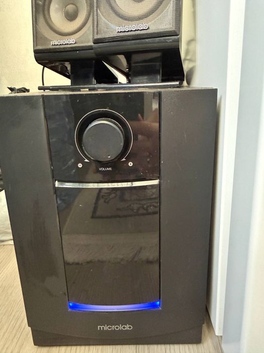 Продам сабвуфер с двумя колонками Microlab M-800