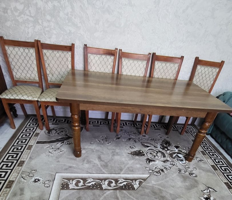 Продам стулья и два стола