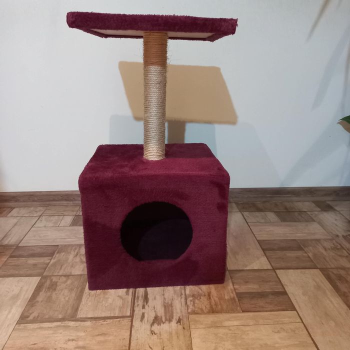 Къщичка за котка с драскалка